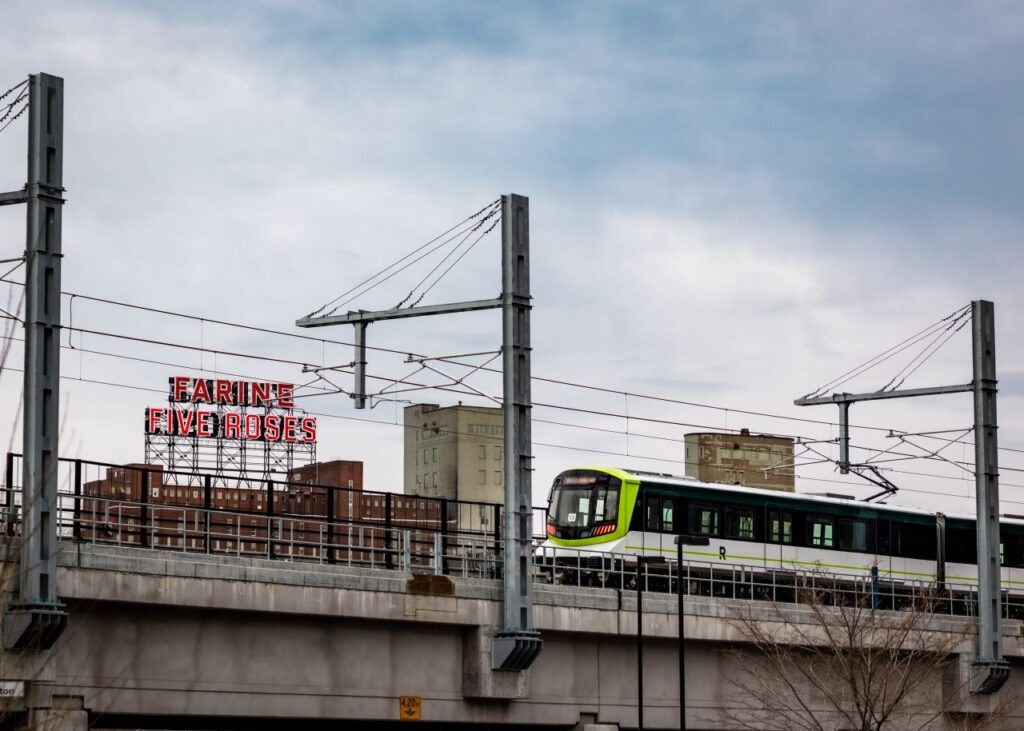REM atrage 1,85 miliarde de dolari canadieni prin prima sa emisiune de obligațiuni verzi, consolidând finanțarea pentru extinderea rețelei metropolitane din Montreal