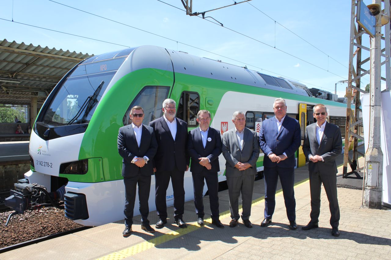 Koleje Mazowieckie finalizează proiectele de achiziție a 21 de trenuri noi și prezintă oficial primul ER160 FLIRT produs de Stadler Polska