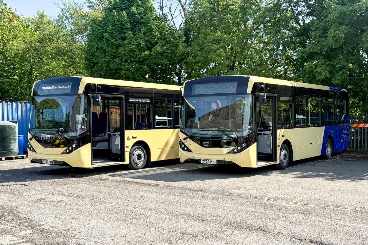 Alexander Dennis livrează două noi midibuze Enviro200 pentru operatorul Hulleys by High Peak, în schema tradițională crem‑albastru