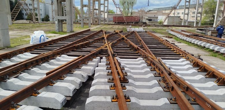 Dnipro Railway Switch Plant livrează un nou macaz tip „scissors crossover” R65 2/6 pentru infrastructura feroviară a Ucrainei