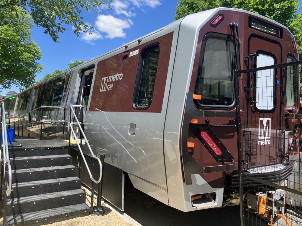 Hitachi Rail prezintă noile trenuri din seria 8000 pe National Mall, marcând 250 de ani de istorie americană și 50 de ani de existență a rețelei Metro din Washington