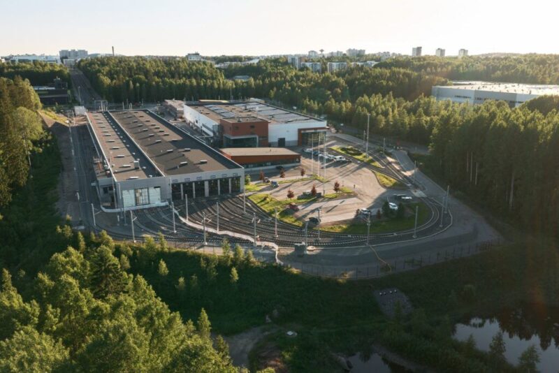 Depoul tramvaielor din Tampere se extinde: finalizarea noii linii de ocolire și a spațiului de garare cu acoperiș verde marchează un nou pas în dezvoltarea rețelei