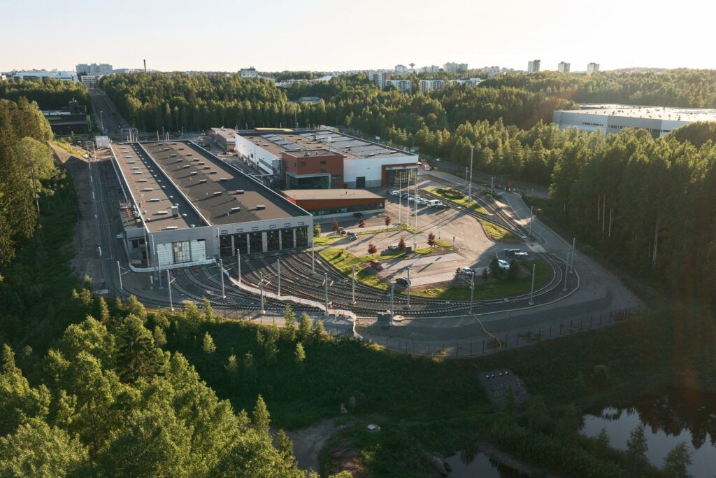 Depoul tramvaielor din Tampere se extinde: finalizarea noii linii de ocolire și a spațiului de garare cu acoperiș verde marchează un nou pas în dezvoltarea rețelei
