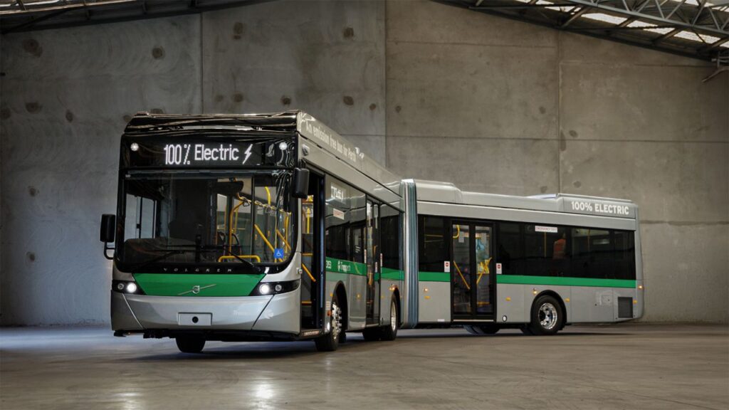 Volvo Buses prezintă în Australia primul autobuz electric articulat Volvo BZL Electric Articulated, un model de 18 metri construit local și adaptat pentru rețelele urbane cu trafic intens