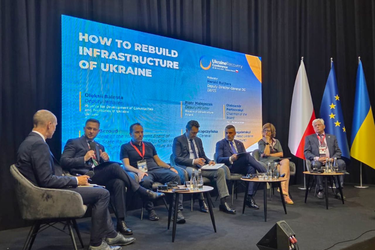 Președintele PKP S.A., Alan Beroud, transmite la URC 2026 mesajul ferm al sectorului feroviar european privind reziliența, interoperabilitatea și rolul strategic al graniței UE–Ucraina