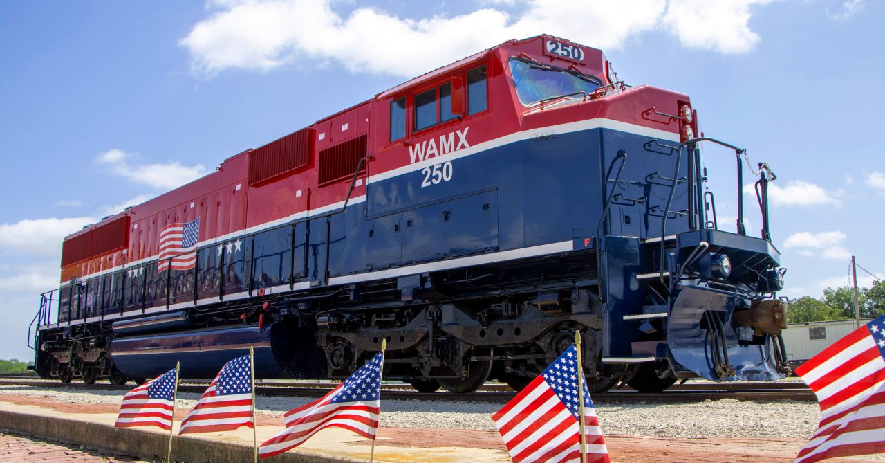 Watco prezintă o locomotivă comemorativă dedicată aniversării a 250 de ani ai Statelor Unite, în cadrul rețelei South Kansas & Oklahoma Railroad