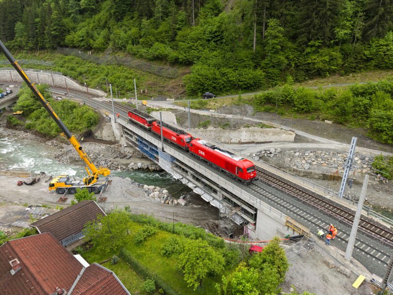 ÖBB finalizează a doua punte feroviară din Eschenau, după un test de încărcare de 250 de tone, marcând un nou pas în modernizarea infrastructurii din Salzburg