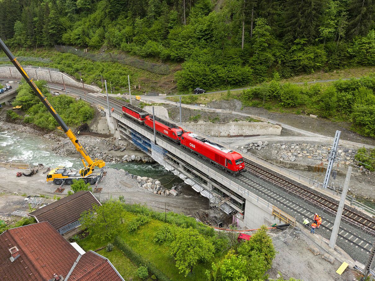 ÖBB finalizează a doua punte feroviară din Eschenau, după un test de încărcare de 250 de tone, marcând un nou pas în modernizarea infrastructurii din Salzburg