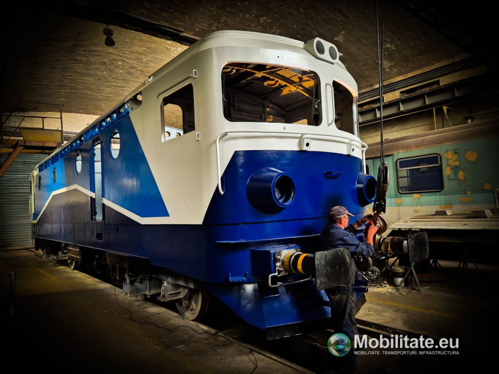 FOTO - SCRL Brașov se apropie de finalul proiectului PNRR pentru modernizarea a 17 locomotive electrice. A ieșit din vopsitorie ultima locomotivă în timp ce alte două sunt aproape de probe