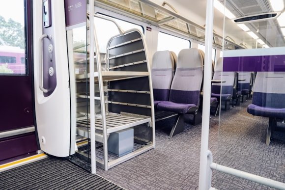 EMR prezintă primul tren Class 360 complet modernizat, parte a unui program de 30 de milioane de lire pentru transformarea serviciilor EMR Connect