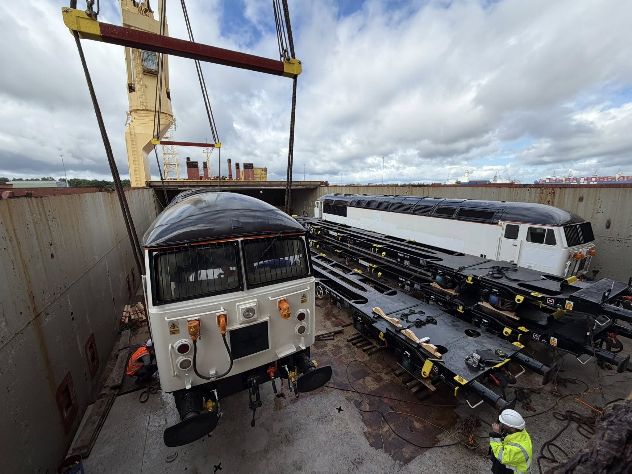 ROMIC Group finalizează exportul locomotivelor 56094 și 56302 și al 20 de vagoane intermodale FSA, după un proiect început în 2026