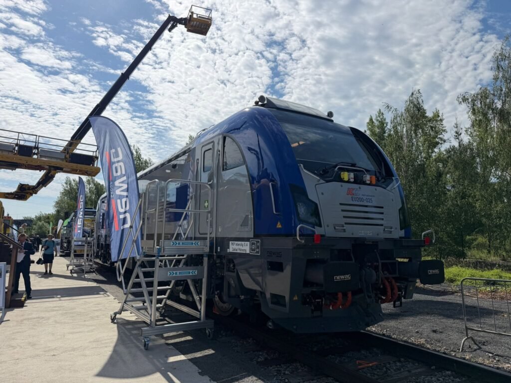 NEWAG își prezintă locomotiva E4MSUa la Rail Business Days 2026, în Ostrava