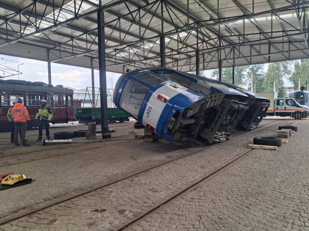 Kraków găzduiește reuniunea națională dedicată întreținerii tramvaielor, cu demonstrații tehnice și prezentarea investițiilor MPK în modernizarea depourilor