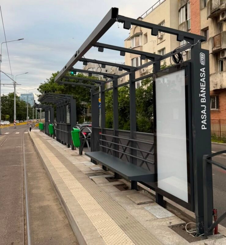 Primele adăposturi noi pentru linia 5 de tramvai au fost montate noaptea, la Pasaj Băneasa, pentru a evita blocajele în trafic