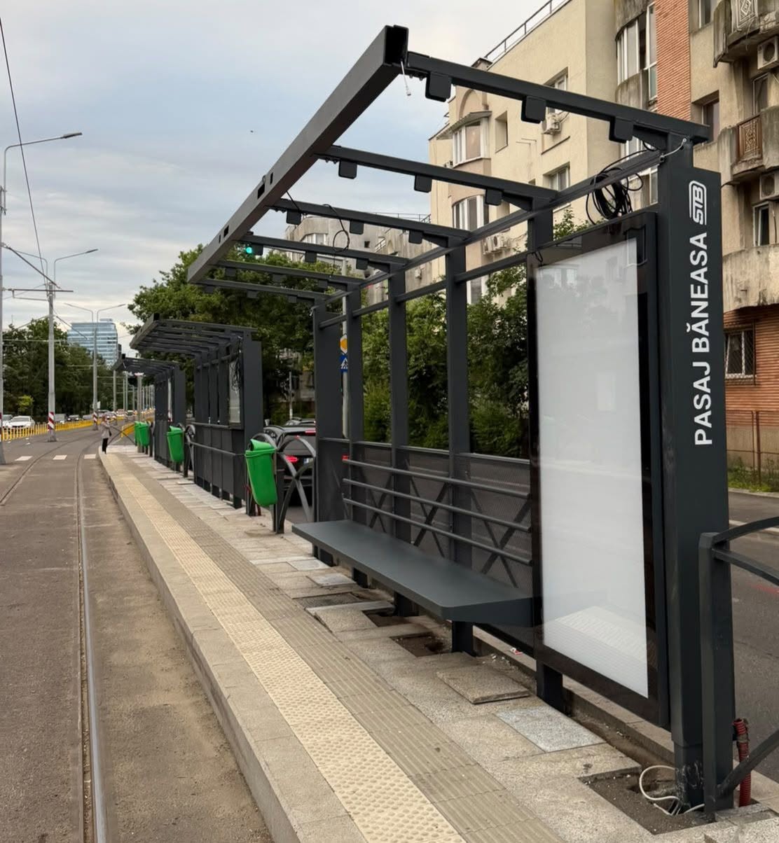 Primele adăposturi noi pentru linia 5 de tramvai au fost montate noaptea, la Pasaj Băneasa, pentru a evita blocajele în trafic