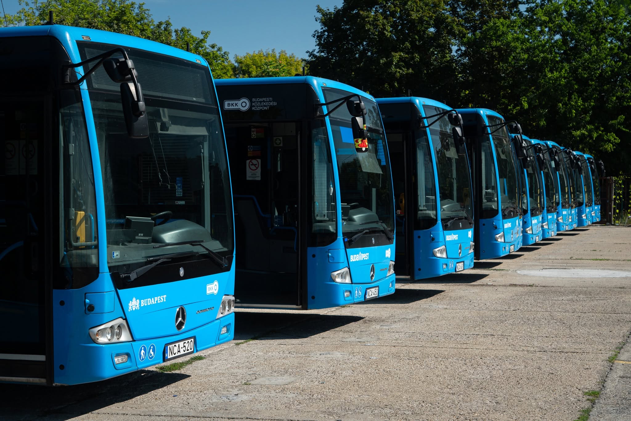 ArrivaBus finalizează cea mai mare înnoire de flotă din istoria companiei cu 216 autobuze Mercedes înlocuite odată cu introducerea modernelor electrice BYD în transportul public din Budapesta