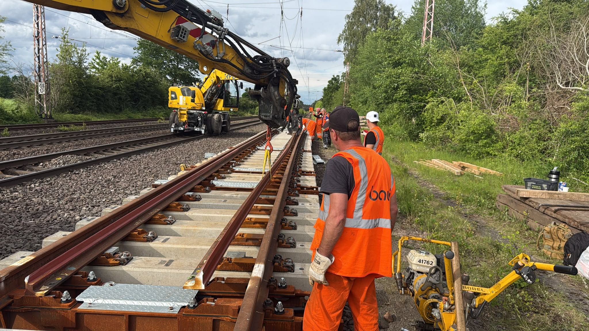 BAWI finalizează o nouă etapă majoră de lucrări pe linia Hamburg–Hannover, cu peste 130 km de intervenții și 35 de aparate de cale montate în cadrul asocierii ARGE H.F. Wiebe – Schweerbau – J. Hubert