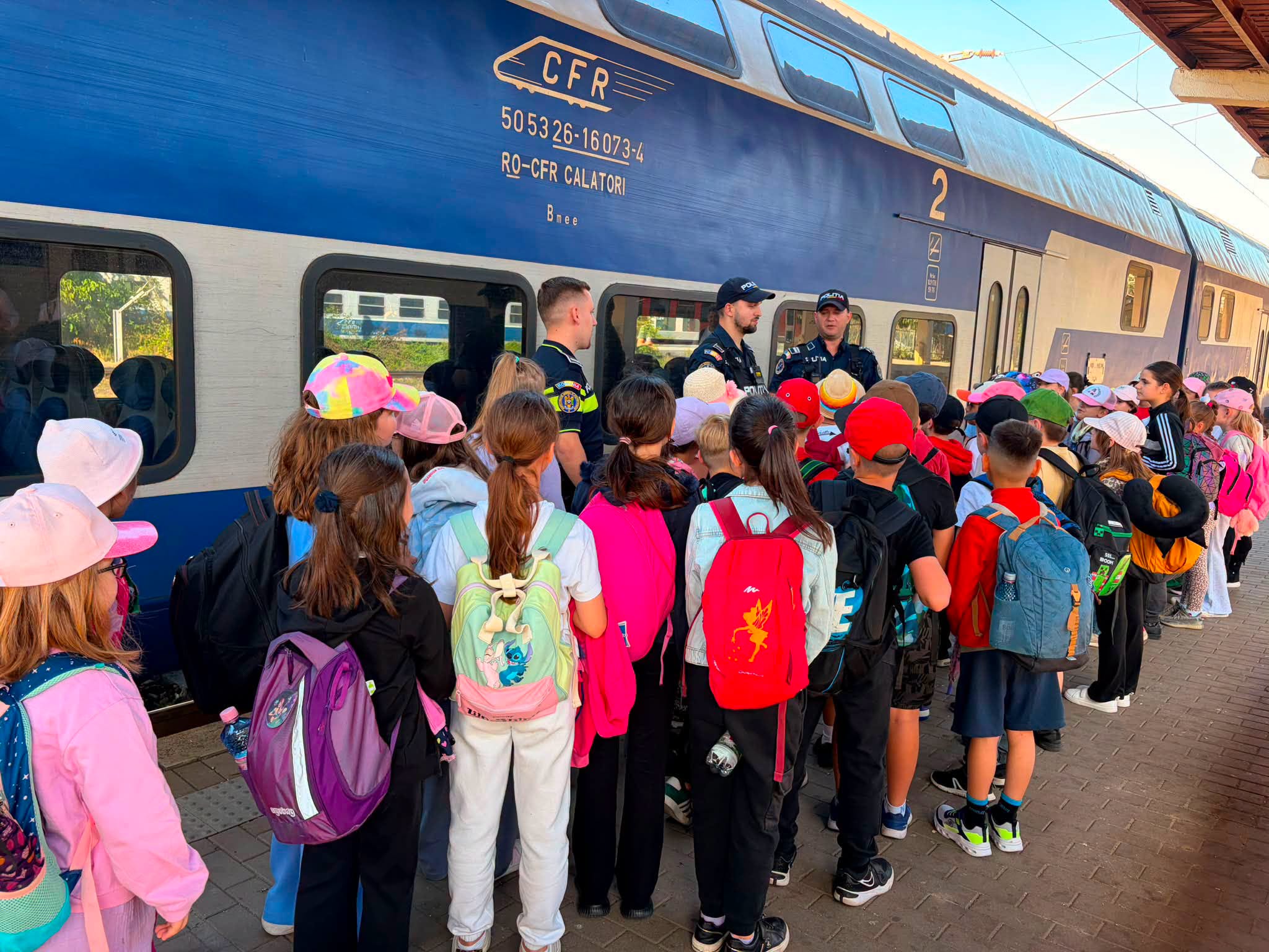 Polițiștii din Iași desfășoară activități de prevenire în tren, alături de elevii Școlii Primare „Mihail Kogălniceanu”, pentru creșterea siguranței în transportul feroviar
