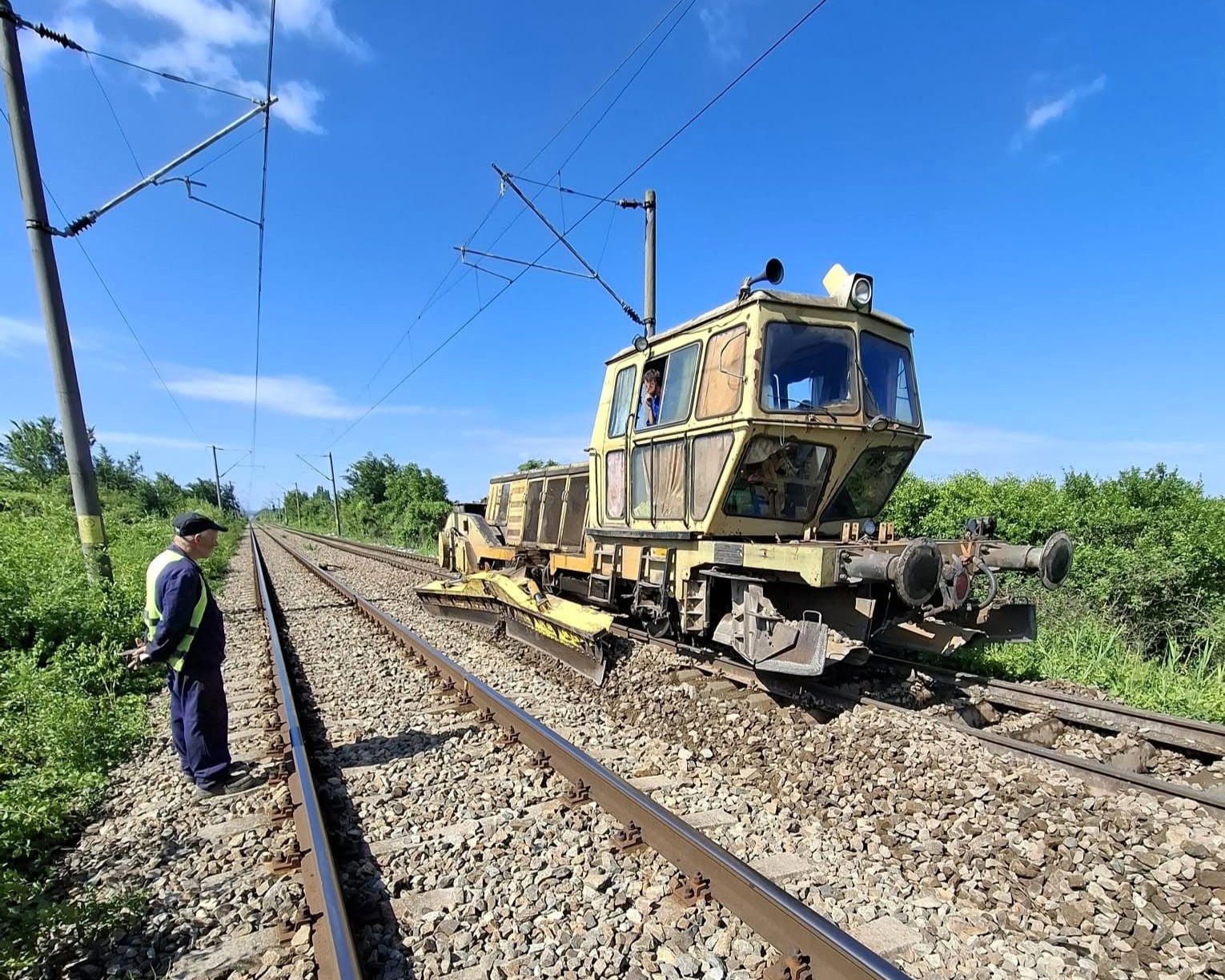 CFR Infrastructură Iași continuă lucrările de reparație periodică pe Magistrala M500 între Secuieni Roman și Roman, cu închiderea firului II pentru refacerea completă a prismei de piatră spartă