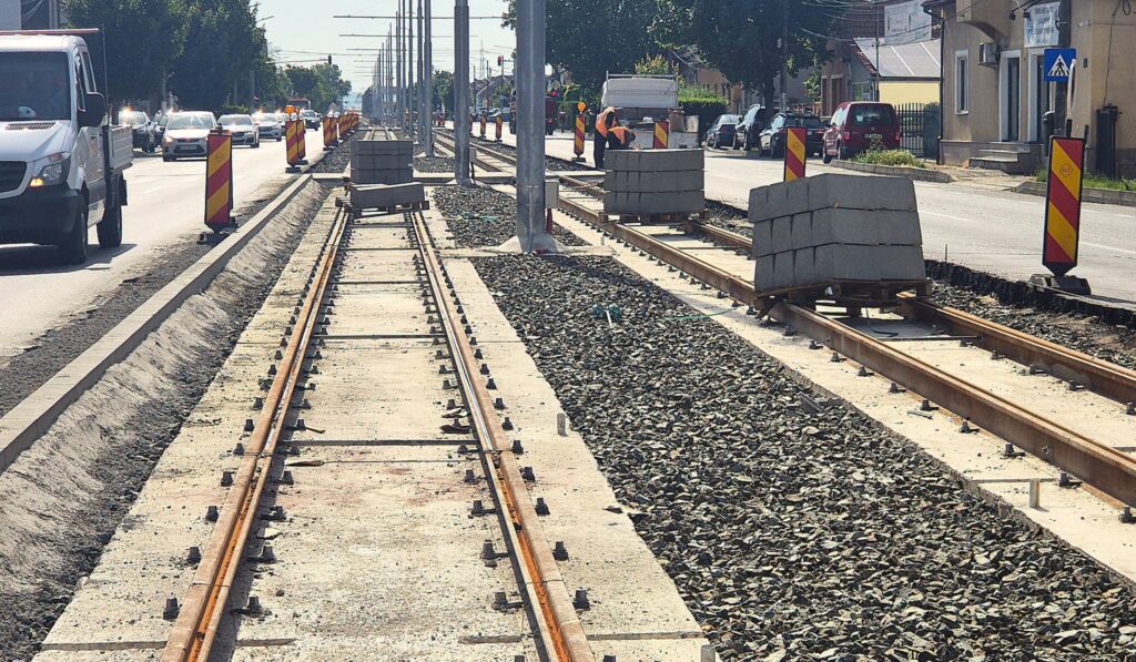 Arad accelerează modernizarea infrastructurii de tramvai pe Calea Radnei pentru a permite exploatarea noilor vehicule în condiții optime