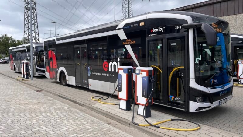 Siemens finalizează infrastructura de încărcare pentru noul depou electric VHH din Norderstedt, un proiect care reduce anual peste 3.000 de tone de CO₂