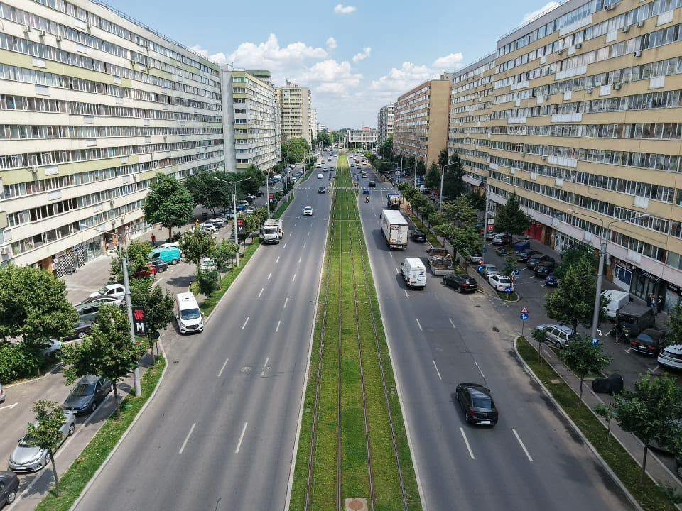 Sectorul 2 continuă amenajarea coridorului verde de pe Șoseaua Pantelimon, cu refacerea inclusiv a gazonului instalat pe calea de rulare a tramvaielor. Aici linia este modernizată în sistem Green Track