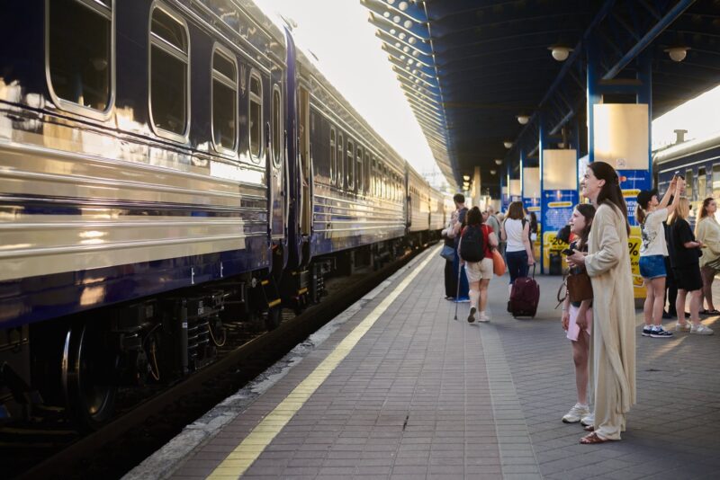 UZ introduce noi vagoane fabricate în Ucraina pe rutele Kyiv–Ujhorod și Ujhorod–Dnipro, crescând confortul și capacitatea pe unul dintre cele mai solicitate coridoare feroviare