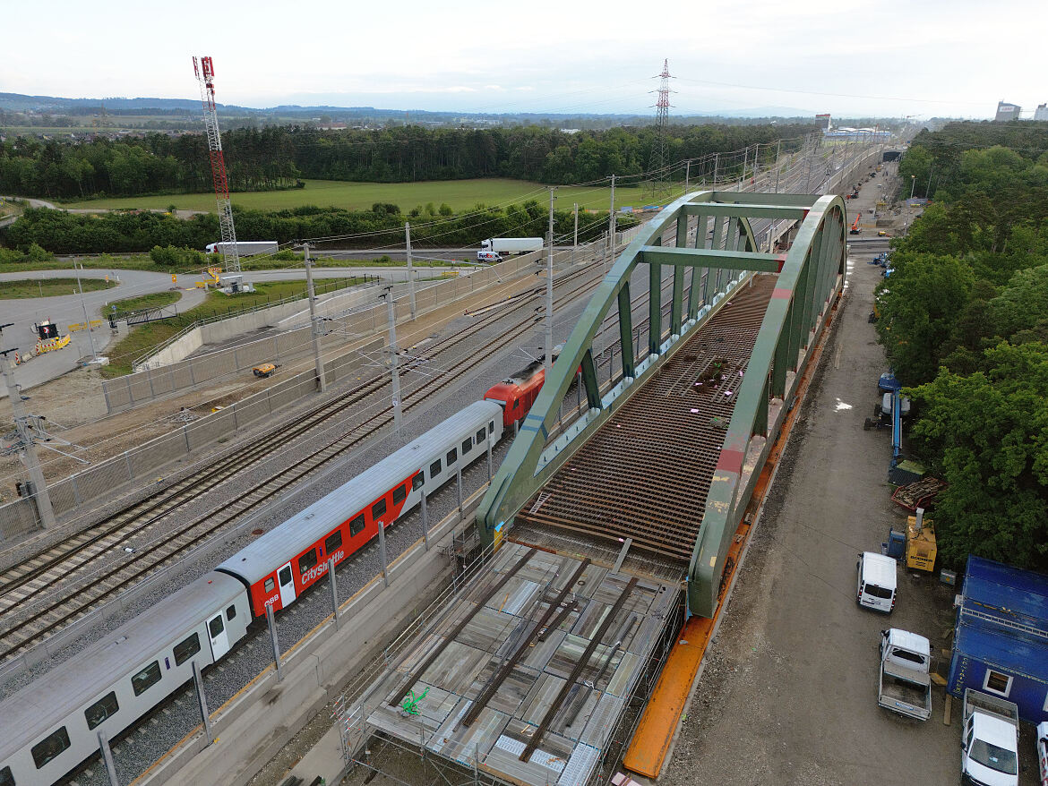 ÖBB anunță lucrări majore pe Weststrecke Linz–Wels și o închidere totală de 24 de ore a autostrăzii A25 pentru montarea noii poduri feroviare