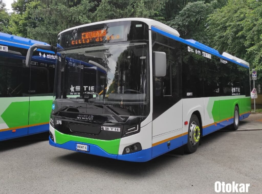Otokar livrează primele 15 autobuze hibride Kent C pentru STIE Milano, parte dintr‑un lot de 20 de vehicule pentru mobilitatea urbană durabilă