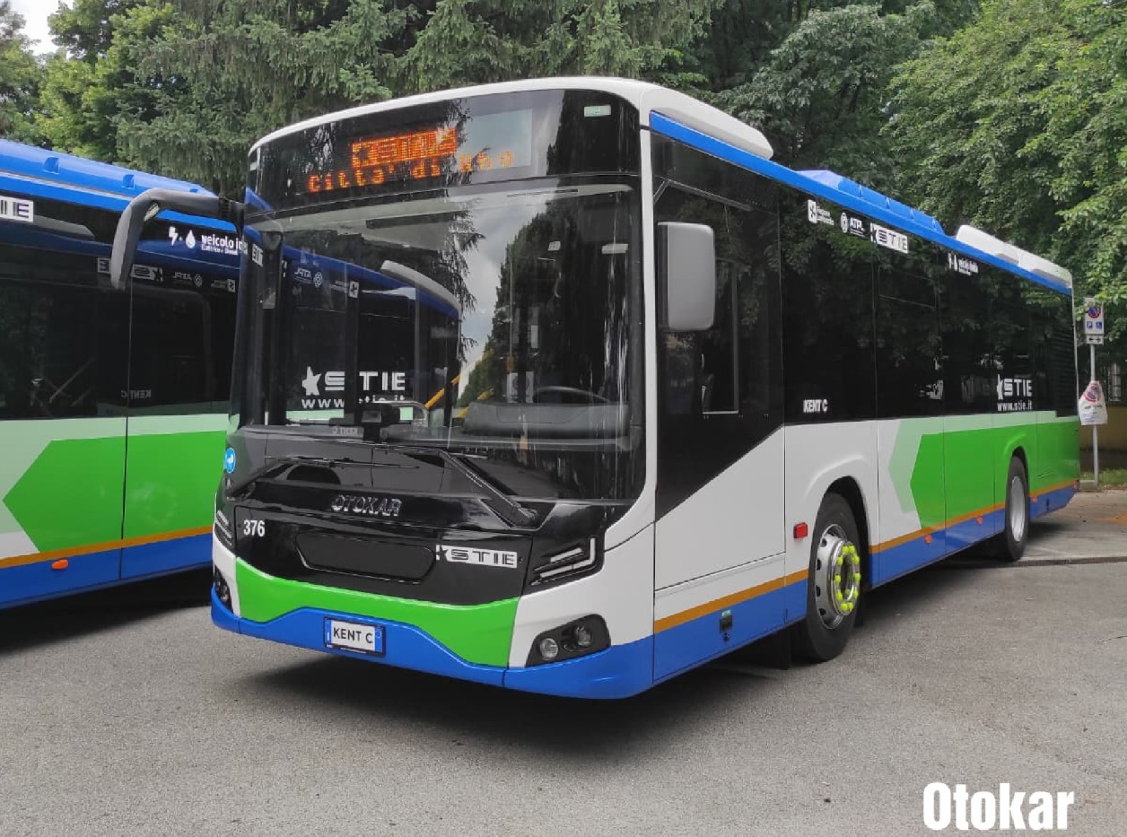 Otokar livrează primele 15 autobuze hibride Kent C pentru STIE Milano, parte dintr‑un lot de 20 de vehicule pentru mobilitatea urbană durabilă