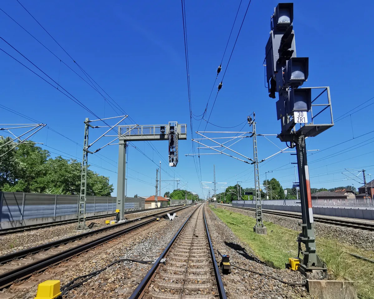 Hitachi Rail finalizează modernizarea sistemelor de semnalizare pe linia Hamburg–Berlin, crescând stabilitatea și performanța unuia dintre cele mai importante coridoare feroviare din Germania