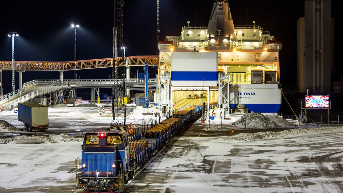 DB Cargo transportă șine lungi între Polonia și Suedia prin feribotul feroviar Polonia, consolidând lanțul logistic european