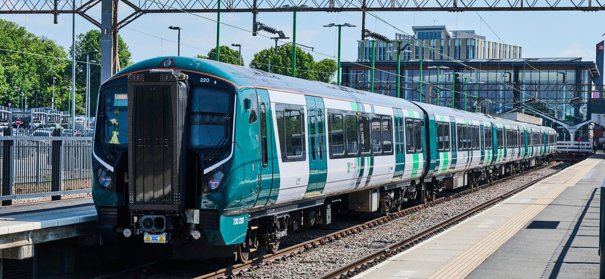 London Northwestern Railway marchează un an de exploatare cu noile trenuri Alstom Aventra, care au crescut capacitatea și satisfacția pasagerilor pe rutele spre Londra
