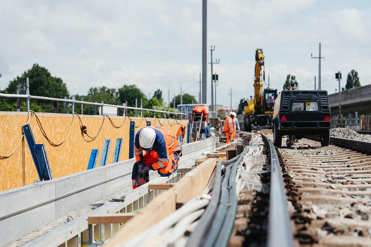 ÖBB introduce măsuri ample de înlocuire pentru „Sperrensommer” pe Stammstrecke, cu suspendări extinse și soluții dedicate pentru menținerea mobilității în Viena