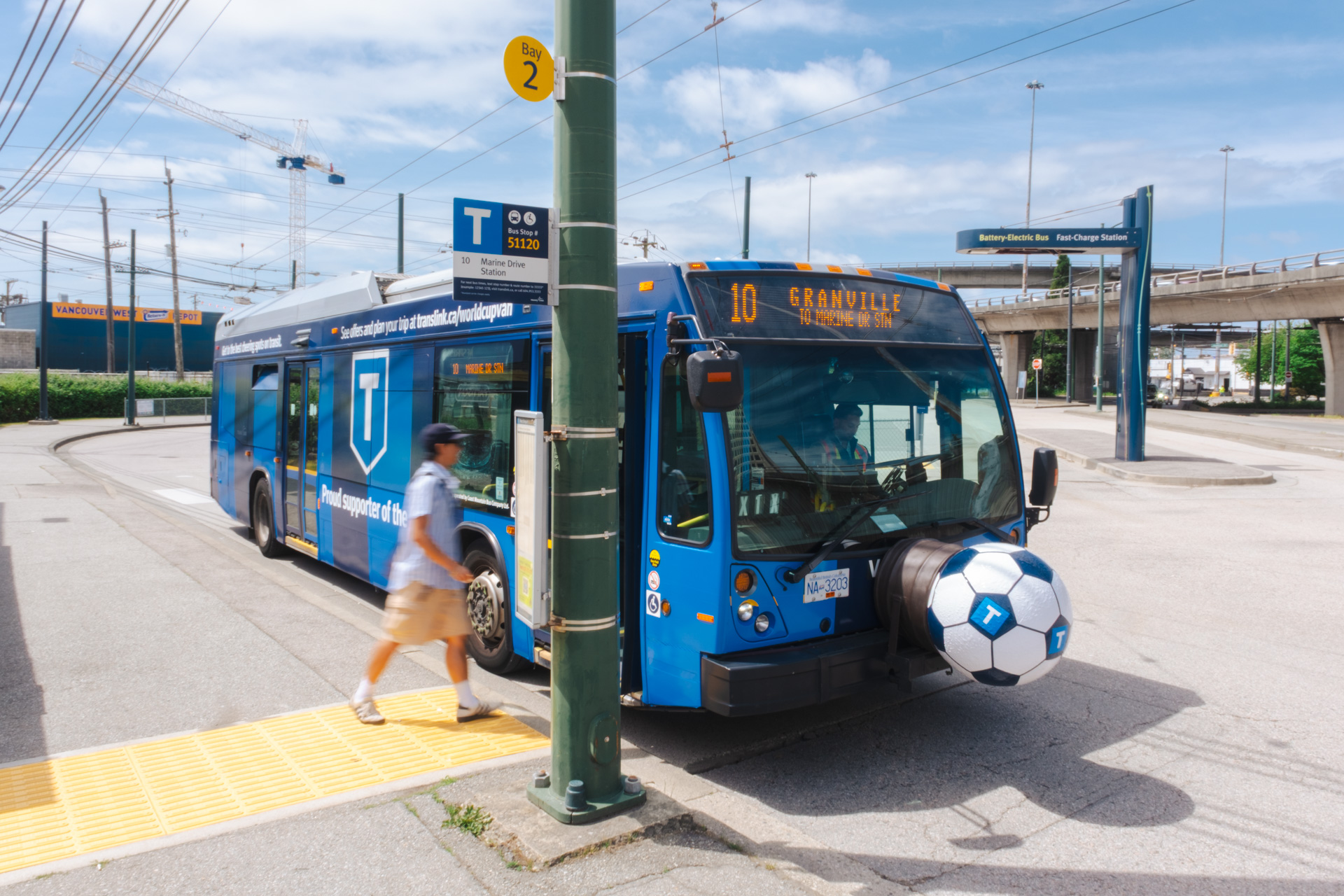 TransLink introduce în circulație flota de „SoccerBuses” dedicate Cupei Mondiale FIFA 2026 în Metro Vancouver