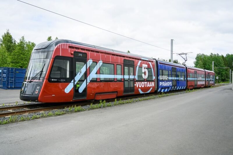 Primul tramvai Valma prelungit al Tampereen Ratikka intră în teste după montarea unui nou modul de 10 metri