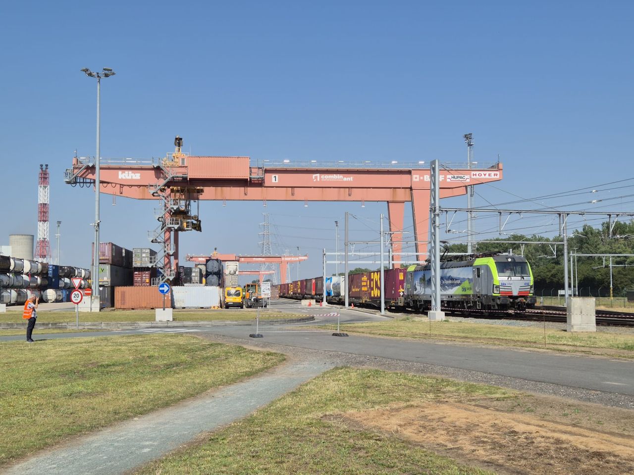 Electrificarea liniei 11 din Portul Anvers‑Bruges aduce un salt major pentru transportul feroviar de marfă și elimină un blocaj operațional vechi de ani de zile