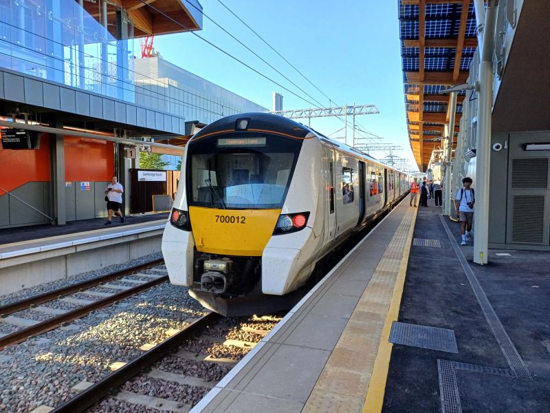 Noua gară Cambridge South atrage mii de pasageri încă din primele zile de operare, devenind un punct strategic pentru mobilitatea regională