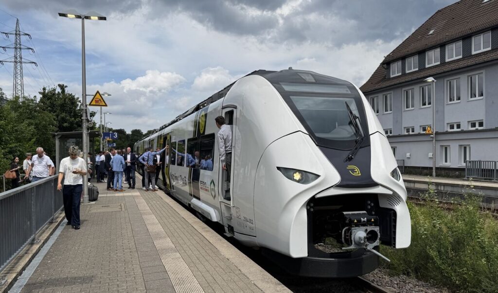 RE 47 redevine operațional și devine prima linie de tren regional expres cu tracțiune baterie-electrică din NRW