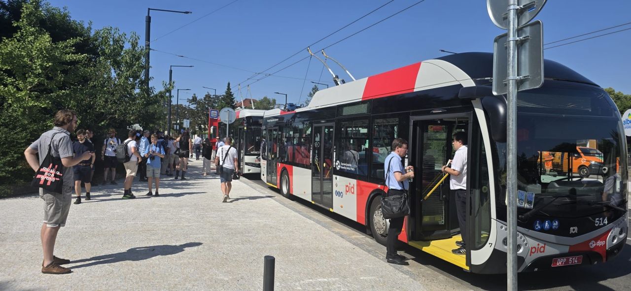 Troleibuzele revin pe traseele din Praga: a început exploatarea de probă pe noile linii 51 și 53, cu infrastructură modernă livrată de Elektroline