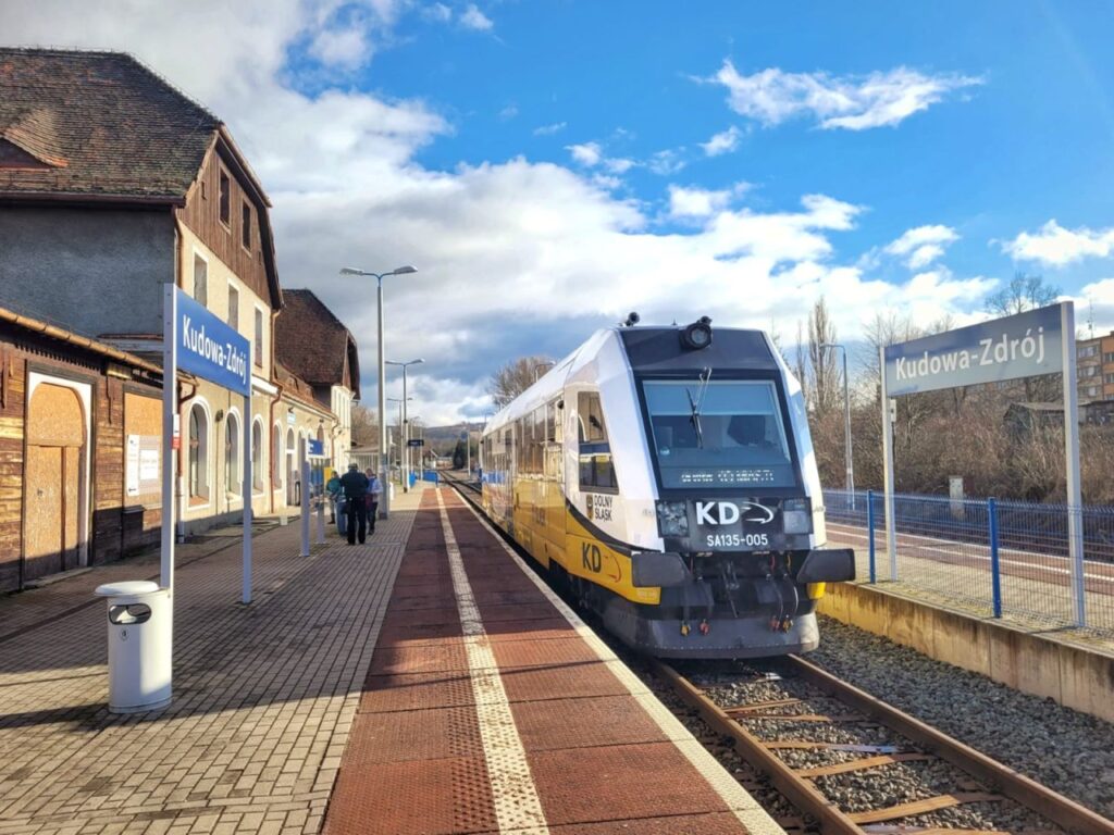 PKP S.A. lansează proiectele de modernizare a gărilor Lubań Śląski și Kudowa‑Zdrój, investiții majore pentru regiunea Dolny Śląsk