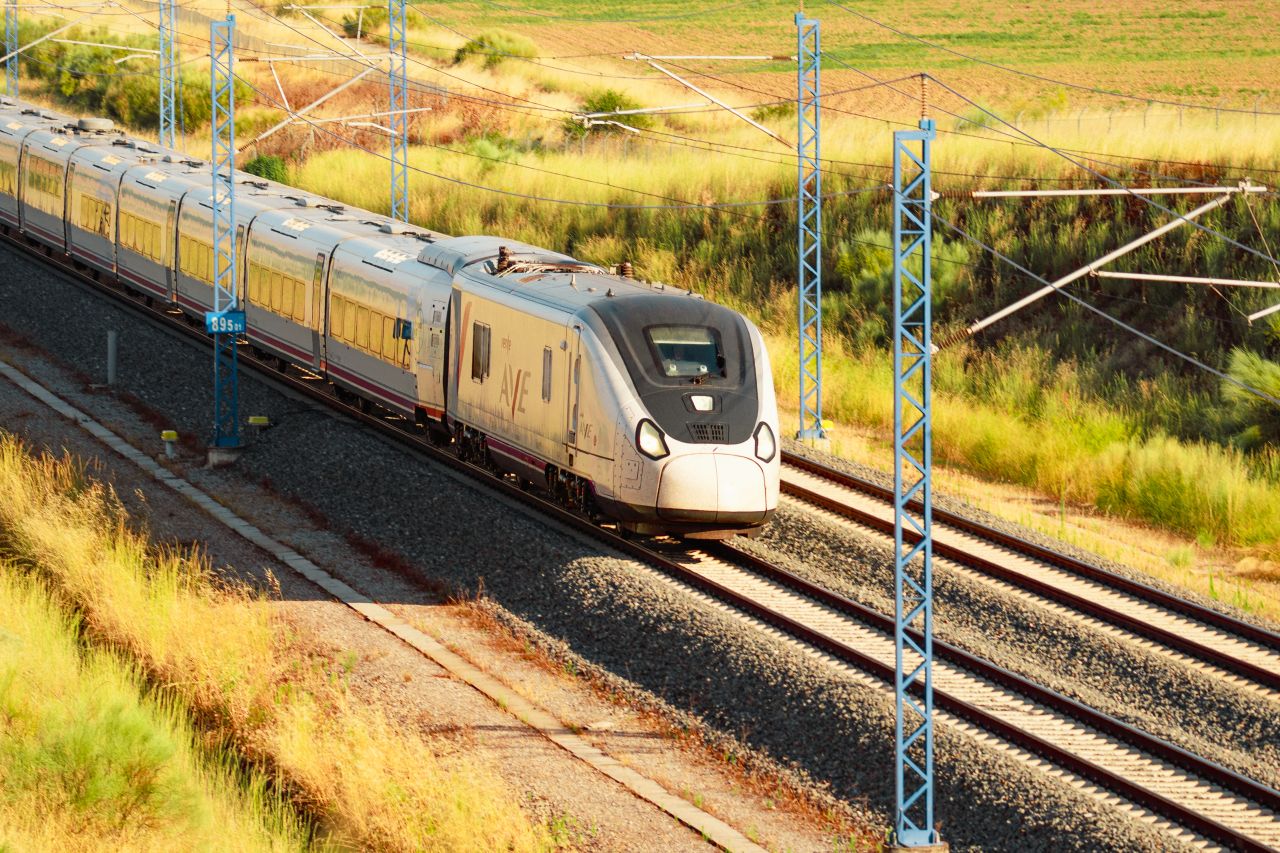 Talgo și Renfe încheie acord pentru reconfigurarea a 15 trenuri Avril și stabilirea calendarului financiar