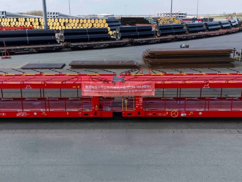 DB Cargo introduce noile vagoane auto Laaeffrs 560.4 în Automotive RailNet: capacitate pentru vehicule grele, flexibilitate la încărcare și producție internațională