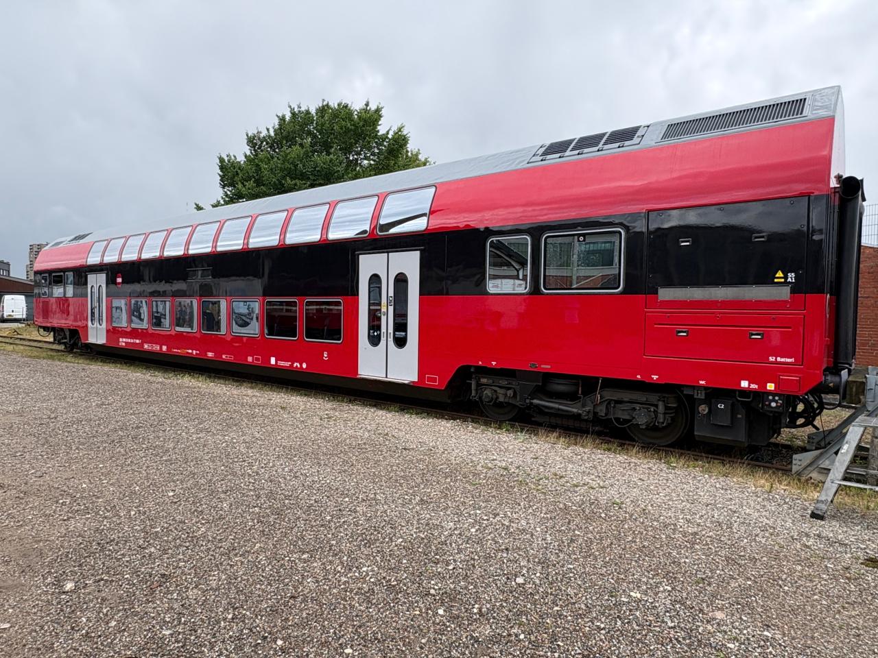 DSB prezintă vagonul etajat modernizat expus la Muzeul Feroviar din Odense înainte de reintrarea în serviciul de pasageri