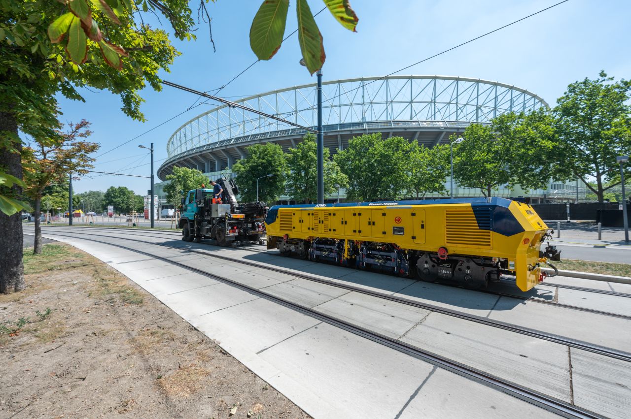 Plasser & Theurer ATMO șlefuiește șinele noului traseu de tramvai din Viena, parte a extinderii liniei 18
