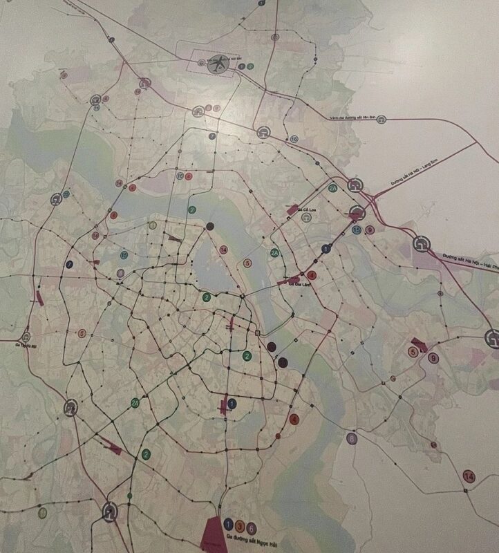 Hanoi anunță un plan pe 100 de ani pentru o rețea metro de 18 linii, ~979 km, cu 500 km planificați până în 2035 — proiectul vizează transformarea mobilității urbane și integrarea cu coridoarele regionale.