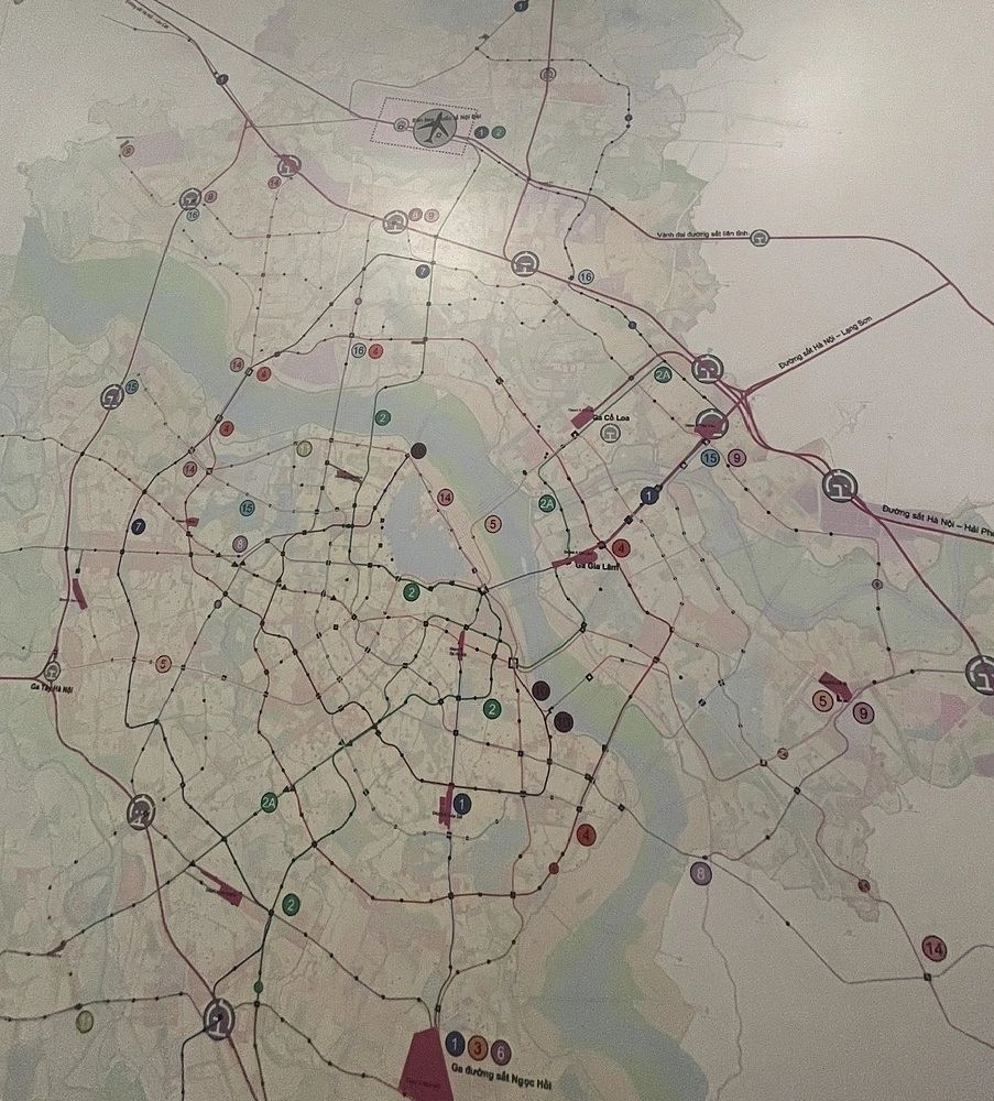 Hanoi anunță un plan pe 100 de ani pentru o rețea metro de 18 linii, ~979 km, cu 500 km planificați până în 2035 — proiectul vizează transformarea mobilității urbane și integrarea cu coridoarele regionale.