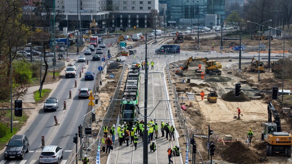 Poznan introduce prima dublă încrucișare de tramvai prefabricată din lume: tehnologia CONTRACK accelerează lucrările și reduce blocajele în oraș