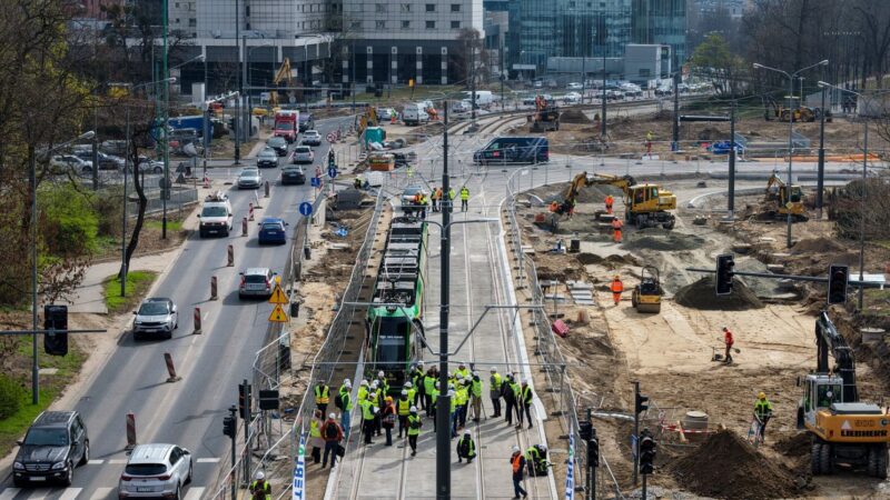 Poznan introduce prima dublă încrucișare de tramvai prefabricată din lume: tehnologia CONTRACK accelerează lucrările și reduce blocajele în oraș