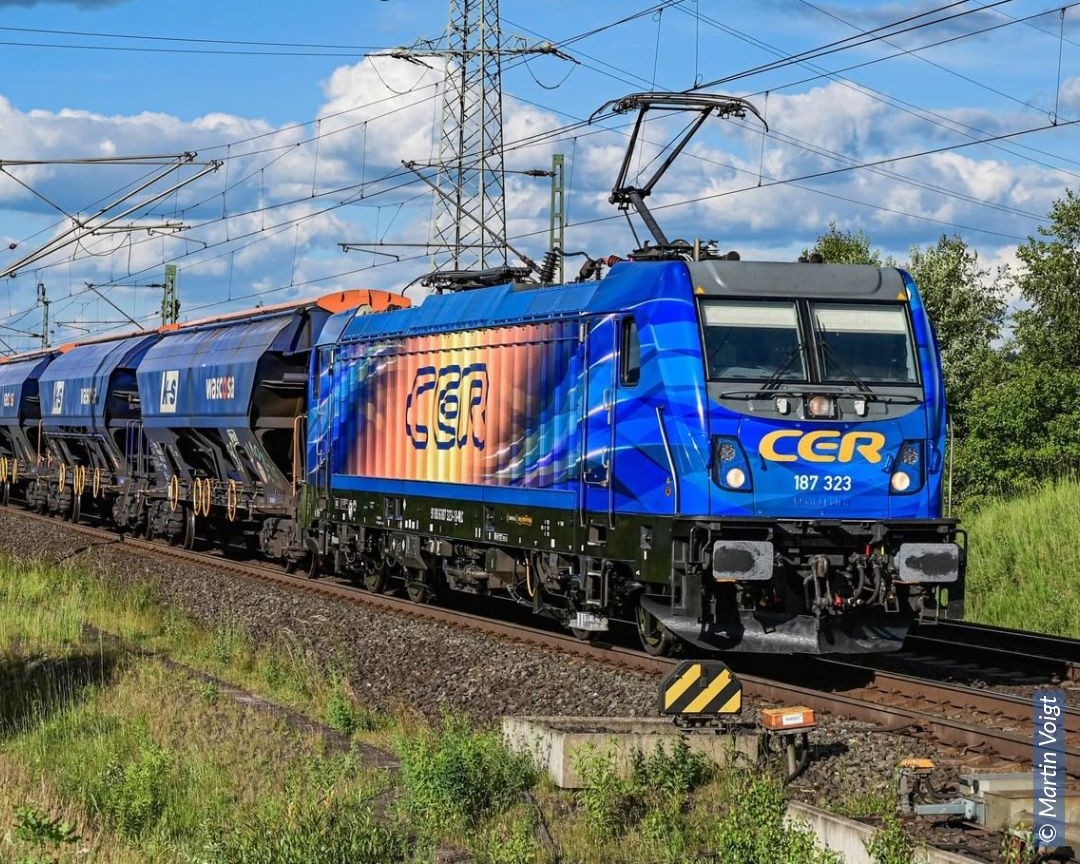 SRI Rail Invest își extinde flota de locomotive Bombardier TRAXX AC3 la patru unități, prin integrarea locomotivei 187 323 în design CER